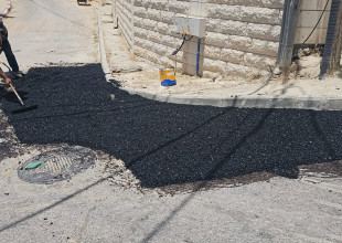 تواصل طواقم بلدية بيت جالا تنفيذ أعمال التراقيع في عدد من شوارع المدينة.