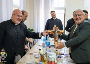 رئيس بلدية بيت جالا يزور المعهد الإكليريكي لتعزيز التعاون والشراكة.