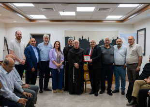 بلدية بيت جالا تستقبل حارس الأراضي المقدسة والأب إبراهيم فلتس في زيارة تهنئة للمجلس البلدي.