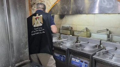 قسم الصحة والبيئة في بلدية بيت جالا، بالتعاون مع مفتش صحة البيئة في مديرية صحة بيت لحم،ينفذ جولةً تفقدية على عدد من المطاعم والبقالات في المدينة.