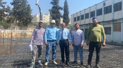 The mayor's participation in the pouring works of the basement floor node of the book warehouse building