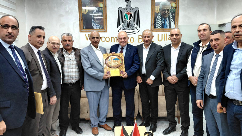 بلدية بيت أولا تستضيف وزير الحكم المحلي في إطار تعزيز التعاون لتنفيذ مشاريع خدماتية