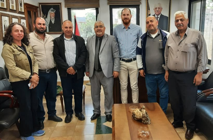 رئيس بلدية بيت جالا السيد فلاديمير خاروفة يستقبل وفداً من شركة كهرباء محافظة القدس.