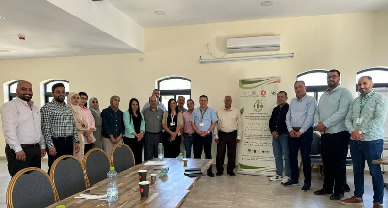 مشاركة رئيسة قسم الصحة والبيئة في بلدية بيت جالا في اجتماع لبحث تعزيز إعادة تدوير الكرتون والبلاستيك.
