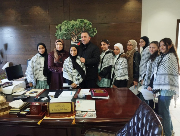 Salfit Mayor receives a delegation of Spanish school students to support the campaign to boycott Israeli products