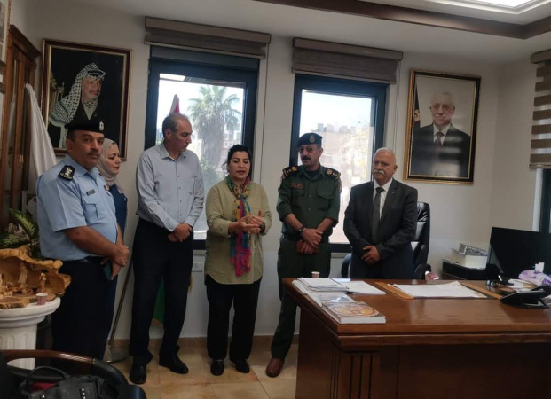 Implementation of the third day of the national voluntary campaign to pick olives (Faz&rsquo;a) with farmers in the Beit Jala area.