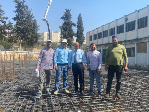 The mayor's participation in the pouring works of the basement floor node of the book warehouse building