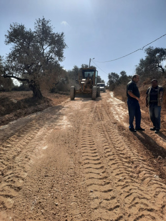 Salfit Municipality and the Agricultural Committee, in cooperation with the Ministry of Public Works and Housing in Salfit, begin rehabilitating agricultural roads.
